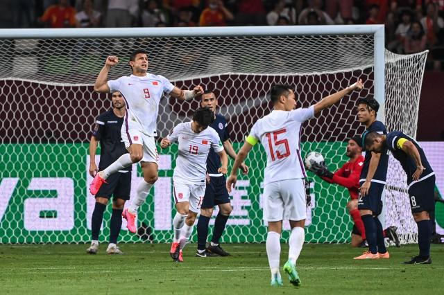 国足七球大胜关岛队 李铁首秀及格：满意队员斗志